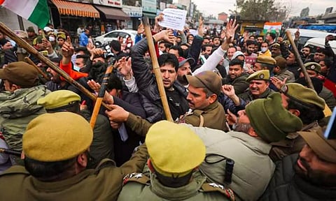 பள்ளிக்கூட வகுப்பறை போர்டில் மதவாசகம் எழுதிய மாணவன் மீது தாக்குதல்- ஆசிரியர் அதிரடி கைது