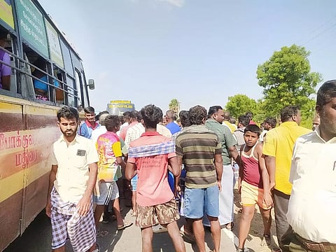 கிராம மக்கள் திரண்டிருந்த காட்சி.