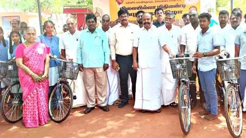 அமைச்சர் பெரிய கருப்பன் மாணவ, மாணவிகளுக்கு சைக்கிள்கள் வழங்கினார்.
