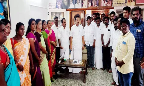 புதியதாக தேர்வு செய்யப்பட்ட நிர்வாகிகள் அமைச்சர் பொன்முடியிடம் வாழ்த்து பெற்ற போது எடுத்தபடம்.