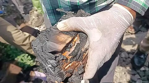 ரெயில் பெட்டி தீவிபத்து: ரெயில் பெட்டியில் பாதி எரிந்த நிலையில் கிடந்த பல லட்சம் ரூபாய் நோட்டுகள்