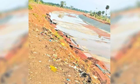 தடுப்பு கம்பிகள் இன்றி காணப்படும் வாய்க்கால் கரை.