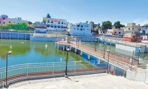 தஞ்சாவூர் மேல வீதியிலுள்ள அய்யன் குளம்.
