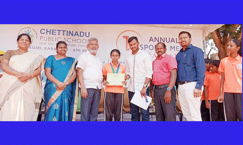 விழாவில் மாணவி ஒருவருக்கு கிரிக்கெட் வீரர் நடராஜன் பரிசு வழங்கியபோது எடுத்தபடம்.