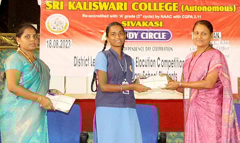 காளீஸ்வரி கல்லூரியில் கட்டுரை போட்டி