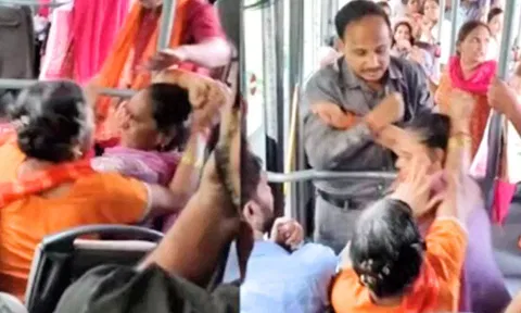 டெல்லி மெட்ரோவை தொடர்ந்து அரசு பஸ்சில் இருக்கைக்காக சண்டை போட்ட பெண்கள்