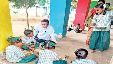 சேலம் மாவட்டம் ஓமலூர் அருகே உள்ள ஆணைக்கவுண்டம்பட்டி ஊராட்சி ஒன்றிய நடுநிலைப்பள்ளியில் முதல்-அமைச்சரின் காலை உணவு திட்டத்தின் செயல்பாடுகள் குறித்து கலெக்டர் கார்மேகம் இன்று காலை திடீர் ஆய்வு செய்து மாணவர்களுடன் அமர்ந்து உணவின் தரம் குறித்து கேட்டறிந்தார்.