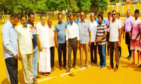 கால்பந்தாட்ட தொடக்க விழாவில் கலந்துகொண்டவர்கள்.