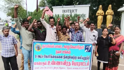 ஆர்ப்பாட்டத்தில் ஈடுபட்ட நாமக்கல் மாவட்ட காது கேளாதோர்  மாற்றுதிறனாளிகள்.