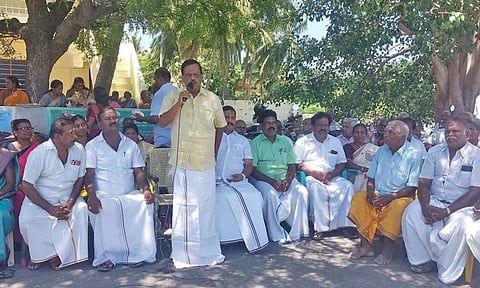 பாலம் பணியை விரைந்து முடிக்க வலியுறுத்தி பொதுமக்கள் தர்ணா