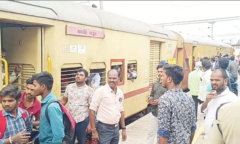 மதுராந்தகம் ரெயில் நிலையத்தில் புதுவை-சென்னை விரைவு ரெயிலை முற்றுகையிட்டு பயணிகள் போராட்டம்