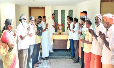 முன்னாள் எம்.பி. வசந்தகுமார் படத்திற்கு ரூபி மனோகரன் எம்.எல்.ஏ. மாலை அணிவித்து மரியாதை செலுத்திய காட்சி.