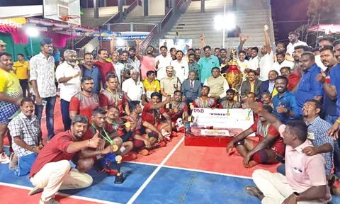 நெல்லை மாவட்ட வக்கீல் சங்க அணிக்கு பரிசு கோப்பை வழங்கப்பட்டது.