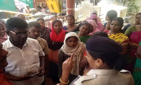 மாணவிகளின் பெற்றோர்களிடம் போலீசார் பேச்சுவார்த்தை நடத்திய காட்சி.