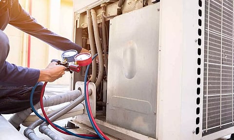 வீடுகள் அருகே தேங்கி நிற்கும் கழிவுநீரால் ஏ.சி.எந்திரங்கள் சேதம்