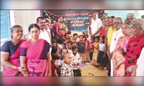 அங்கன்வாடி மைய திறப்பு விழாவில் பங்கேற்றவர்களை படத்தில் காணலாம்.