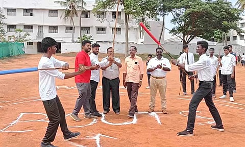 சிலம்ப போட்டியில் பங்கேற்ற மாணவர்கள்.