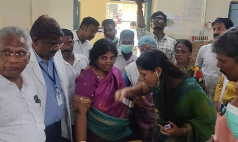 பொன்னேரி அரசு பொது மருத்துவமனையில் சப்-கலெக்டர் திடீர் ஆய்வு