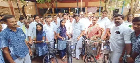 மாணவ-மாணவிகளுக்கு விலையில்லா சைக்கிள்கள்