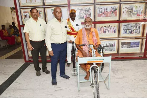 மாற்றுத்திறனாளிக்கு 3 சக்கர சைக்கிளை விழுப்புரம் கலெக்டர் பழனி வழங்கினார்.