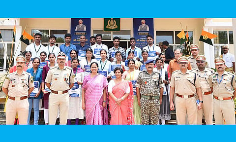 பணி ஆணை பெற்றவர்களுடன் மத்திய இணை மந்திரி ஷோபா கரண்ட்லஜா, சிவகங்கை கலெக்டர் ஆஷா அஜீத் புகைப்படம் எடுத்துக் கொண்டனர்.