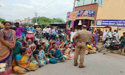 மின் மயானம் அமைப்பதை கண்டித்து குறிஞ்சிப்பாடியில் பெண்கள் சாலை மறியலில் ஈடுப்பட்டனர்.