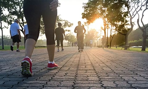 எந்த வயதுக்கு எவ்வளவு தூரம் நடக்க வேண்டும்