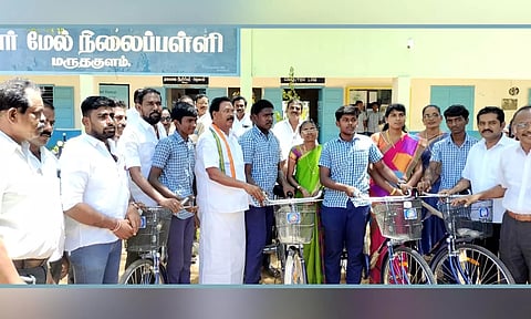 மாணவ- மாணவிகளுக்கு சைக்கிள்களை ரூபி மனோகரன் எம்.எல்.ஏ. வழங்கிய காட்சி.&nbsp;