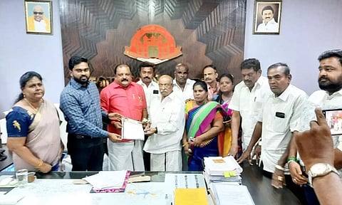 கமிஷனர் சிவகிருஷ்ணமூர்த்தியிடம் மத்திய மாவட்ட தி.மு.க. பொறுப்பாளர் மைதீன்கான் மனு அளித்தார்.&nbsp;