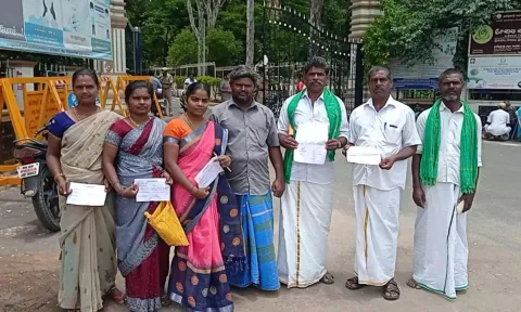 மனு அளிக்க வந்த கிராம மக்களை படத்தில் காணலாம்.