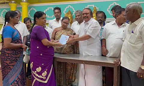 உதவி தொகைக்கான சான்றிதழை கென்னடி எம்.எல்.ஏ. வழங்கிய காட்சி.