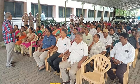 வருவாய்த்துறை ஊழியர்கள் காத்திருப்பு போராட்டம்