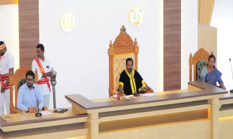 நாகர்கோவில் மாநகராட்சி அலுவலகத்தில் ஊழியர்கள் பற்றாக்குறையால்  மலைபோல் தேங்கிக் கிடக்கும் கோப்புகள் கவுன்சிலர்கள் குற்றச்சாட்டு
