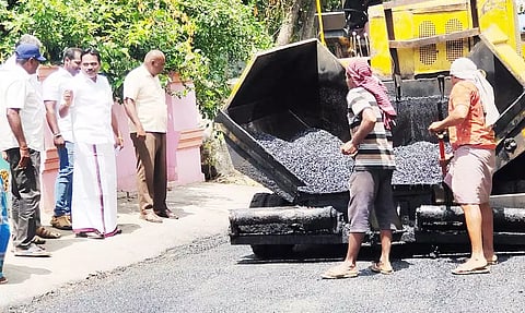 கோபால் செட்டி தெருவில் நடைபெற்று வரும் சாலை பணியை பேரூராட்சி தலைவர்  பி.கே.முரளி ஆய்வு செய்த காட்சி.