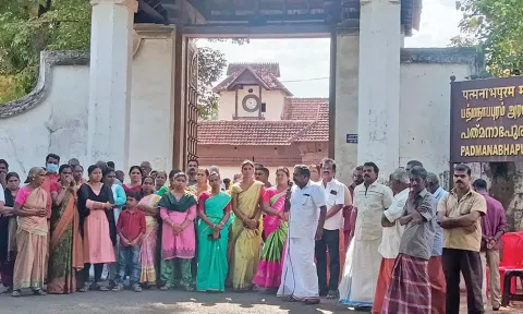 ஓணம் விழா ரத்து செய்யப்பட்டதை கண்டித்து பத்மநாபபுரம் அரண்மனை முன்பு பொதுமக்கள் ஆர்ப்பாட்டம்