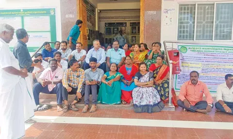 போராட்டத்தில் ஈடுபட்ட அரசு ஊழியர் சங்கத்தினர்.