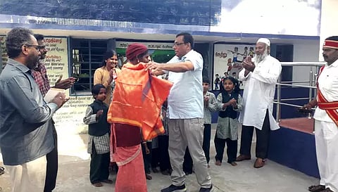 முண்டகம்பாடி ஊராட்சி ஒன்றிய தொடக்கப்பள்ளி சமையலர்  சோனியாவிற்கு கலெக்டர் கார்மேகம்  சால்வை அணிவித்து பாராட்டு தெரிவித்த காட்சி.&nbsp;