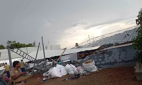 பனியன் நிறுவன கட்டிடம் இடிந்து விழுந்து சேதமடைந்துள்ள காட்சி.