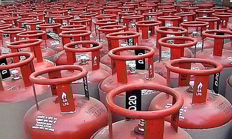 சமையல் கியாஸ் சிலிண்டர் விலை குறைப்பு அமலுக்கு வந்தது- சிலிண்டர் ரூ910-க்கு விற்பனை