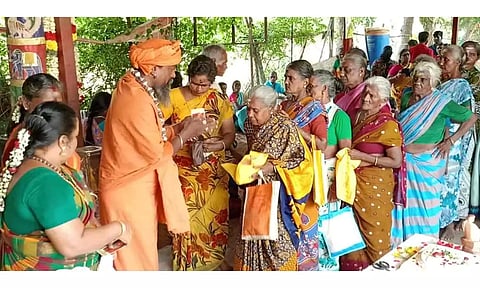 சாய்பாபா கோவிலில் பக்தர்களுக்கும் பாபாவின் பிரசாதம் வழங்கப்பட்ட காட்சி.