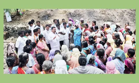 சாத்தூர் அருகே சத்திரப்பட்டியில் 100 நாள் வேலை திட்டப்பணியில் ஈடுபட்டு உள்ளோரிடம் மாணிக்கம் தாகூர் எம்.பி. குறைகளை கேட்டறிந்த காட்சி. அருகில் யூனியன் தலைவர் நிர்மலா கடற்கரைராஜ் மற்றும் பலர் உள்ளனர்.