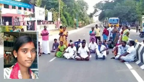 மேட்டூர் அருகே கர்ப்பிணி சாவில் சந்தேகம் இருப்பதாக அவரது உறவினர்கள் சாலை  மறியலில் ஈடுபட்ட காட்சி. சந்தியா