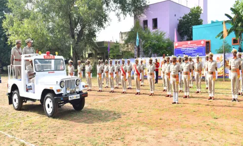 கடலூர் ஆயுதப்படை மைதானத்தில் ஊர்க்காவல் படை வீரர்களுக்கான பயிற்சி நிறைவு விழா நடைபெற்றது.