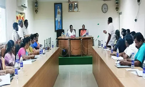 நகராட்சி கவுன்சிலர்கள் கூட்டத்தில் கலந்து கொண்டவர்களை படத்தில் காணலாம்.