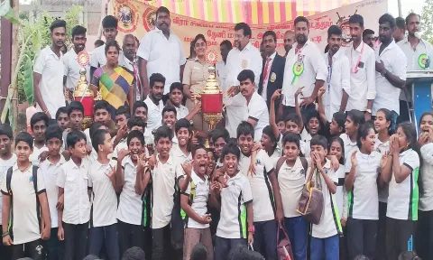 பரிசு வழங்கியபோது எடுத்த படம்.