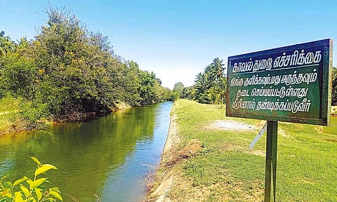 போலீசார் வைத்துள்ள எச்சரிக்கை அறிவிப்பு பலகையை படத்தில் காணலாம்.