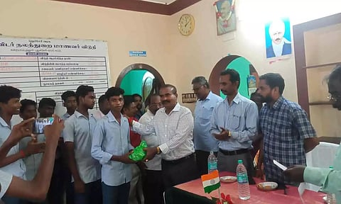 விடுதிநாள் விழாவில் போட்டிகளில் வெற்றி பெற்ற மாணவர்களுக்கு ஆதிதிராவிடர் நலம் மற்றும் பழங்குடியினர் நலத்துறை இயக்குனர் சாய்.இளங்கோவன் பரிசு வழங்கிய காட்சி.