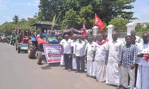 விவசாயிகள் டிராக்டர் பேரணி நடத்திய காட்சி.