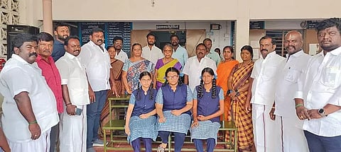 அரசு பள்ளியில் நலத்திட்ட உதவிகளை ராஜா எம்.எல்.ஏ. வழங்கினார். அருகில் யூனியன் சேர்மன் லாலா சங்கர பாண்டியன் மற்றும் பலர் உள்ளனர்.