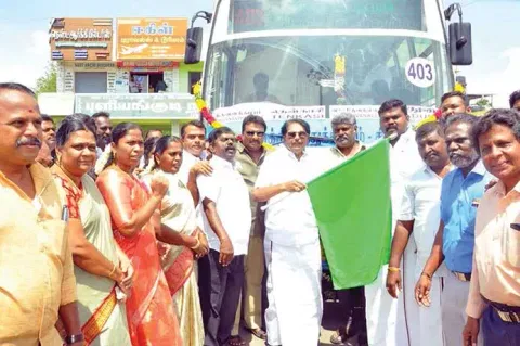 புதிய பஸ் சேவையை அமைச்சர்  கே.கே.எஸ்.எஸ்.ஆர். ராமச்சந்திரன் கொடியசைத்து தொடங்கி வைத்தபோது எடுத்த படம்.
